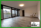 geräumige, modernisierte 4-Zimmer Eigentumswohnung mit Balkon und Tiefgaragenstellplatz sofort frei - Wohnzimmer