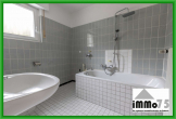 toll geschnittene 4 Zimmer Wohnung mit Balkon und Terrasse - Badezimmer