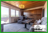 Panoramablick & Freiraum: Einzigartiges Terrassen-Anwesen mit zwei Häusern! Großes Grundstück - Wohnzimmer